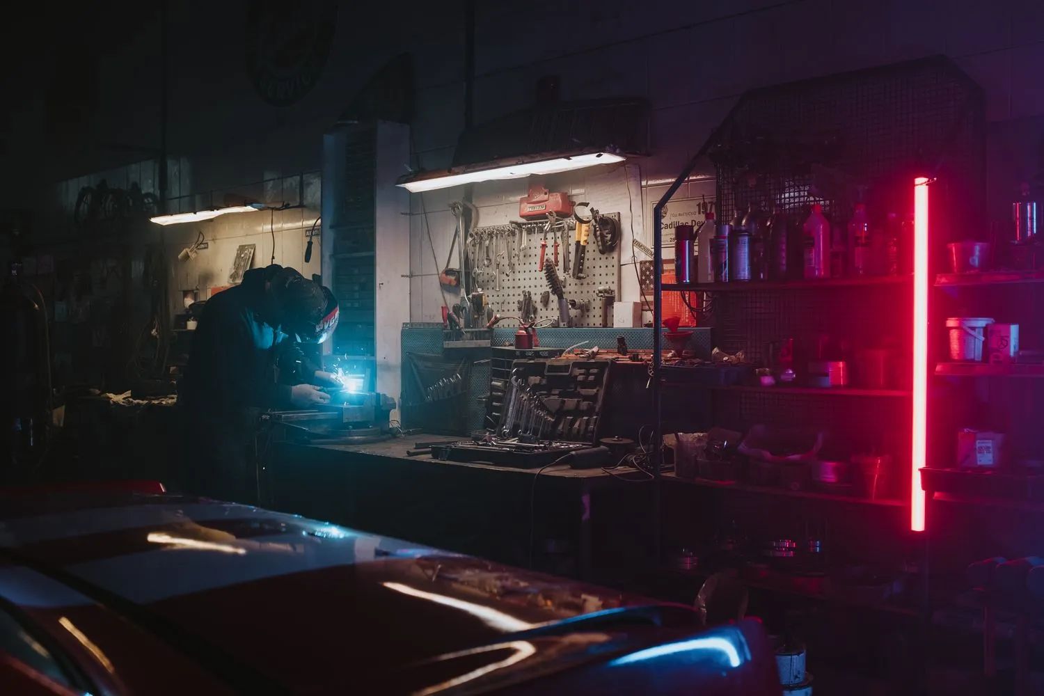 Perete de scule și lucrări de sudură într-un atelier auto